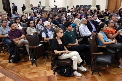 La charla de la ministra congregó a la comunidad universitaria y al público en el Salón de Honor. 